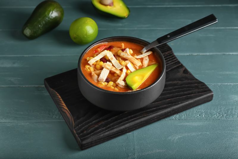 Piščančja juha s tortilja čipsom